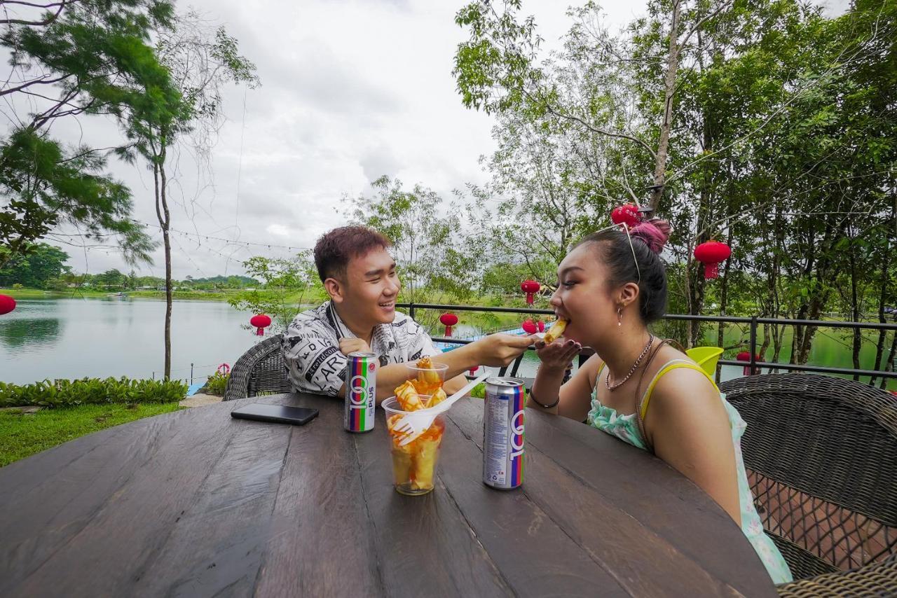 Roxy Tasik Biru Resort City Bau Buitenkant foto