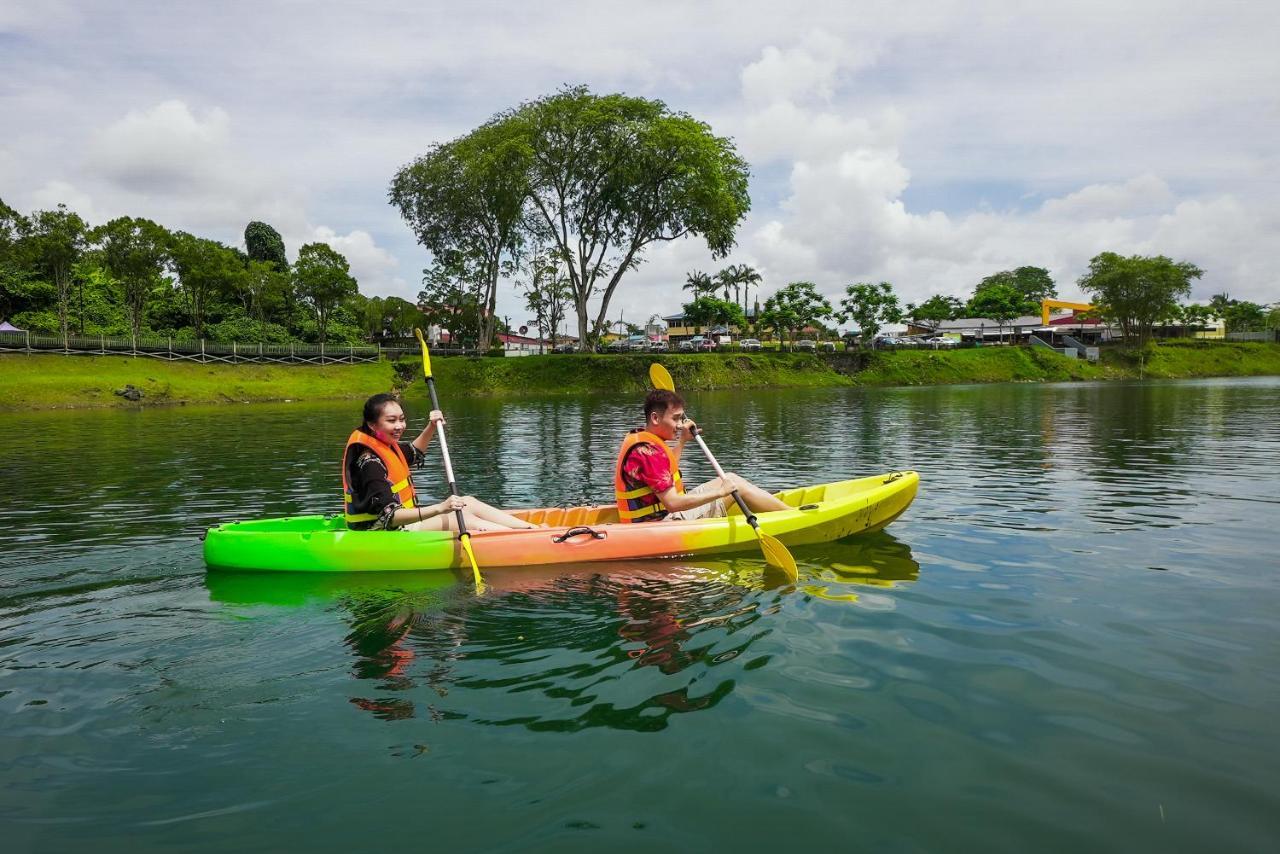 Roxy Tasik Biru Resort City Bau Buitenkant foto