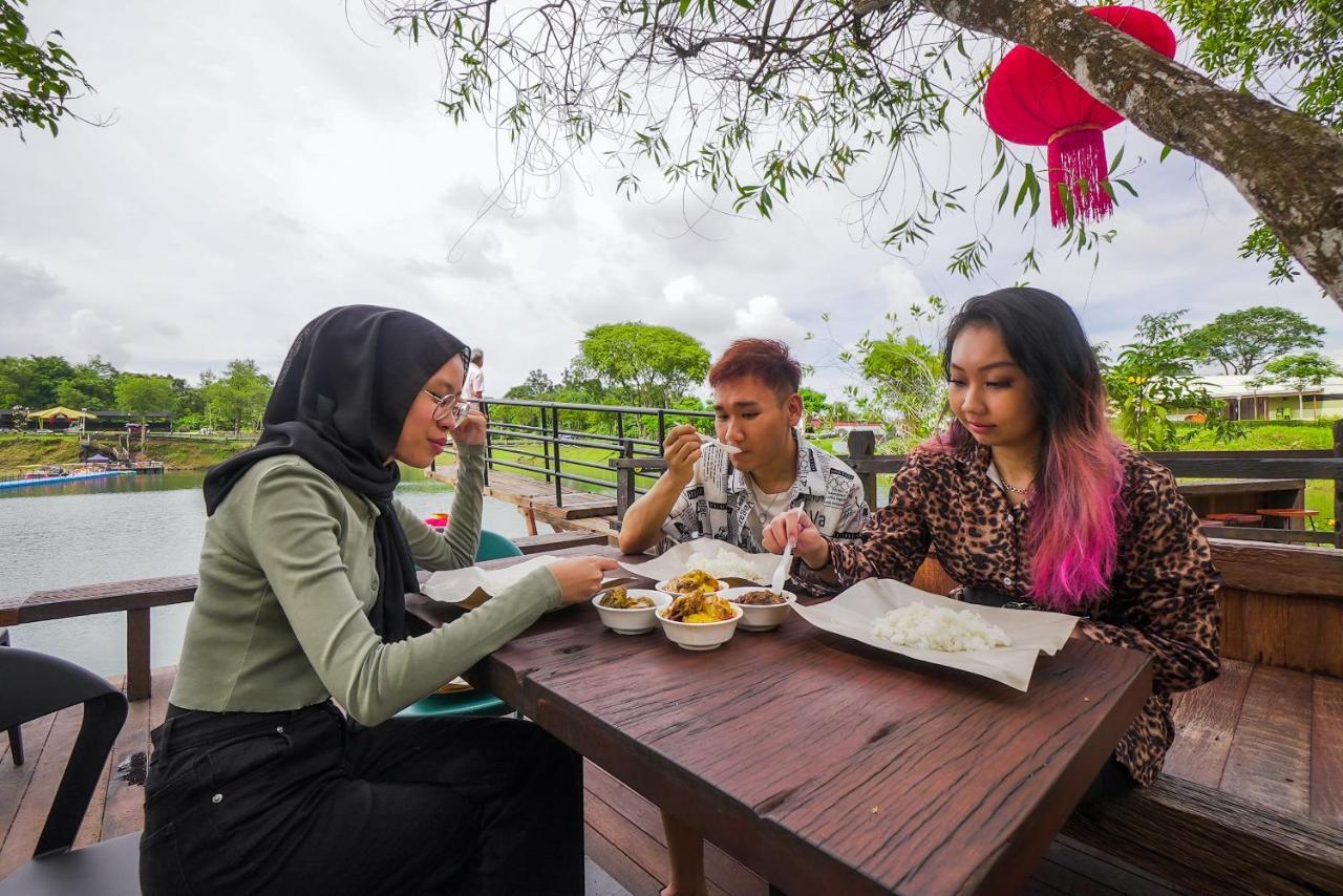 Roxy Tasik Biru Resort City Bau Buitenkant foto