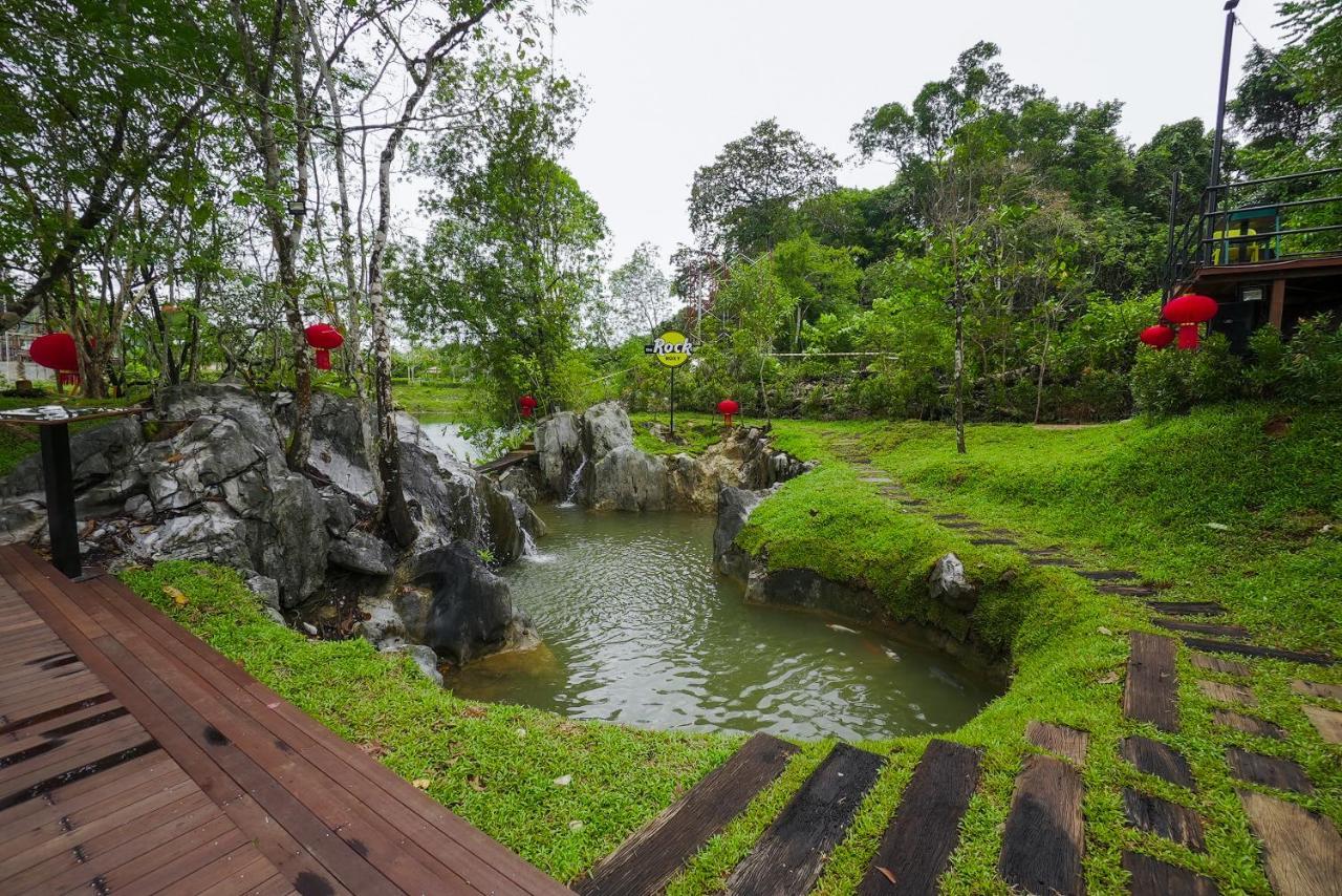 Roxy Tasik Biru Resort City Bau Buitenkant foto