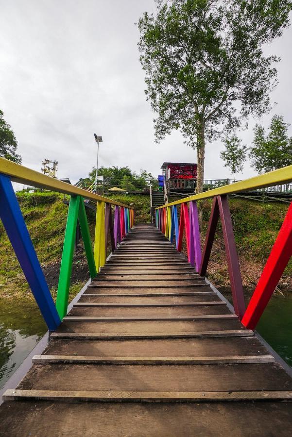 Roxy Tasik Biru Resort City Bau Buitenkant foto
